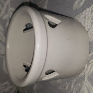 RRP (Roseville) 1 pint crock, heart cut outs creme